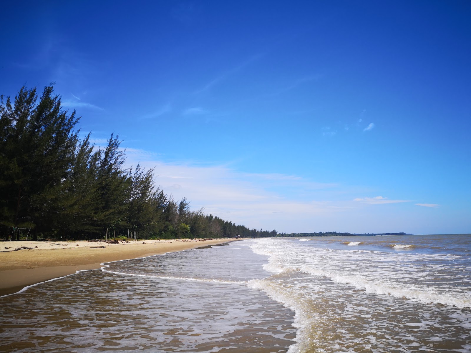 Foto von Belawai Beach mit heller sand Oberfläche