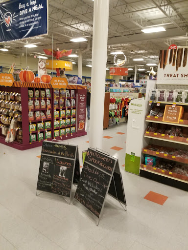 Pet Supply Store «PetSmart», reviews and photos, 140 Barrington Rd, Schaumburg, IL 60194, USA