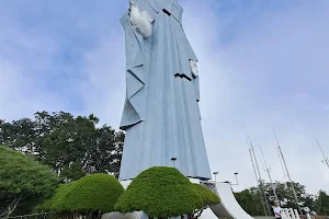 Monument to La Paz image