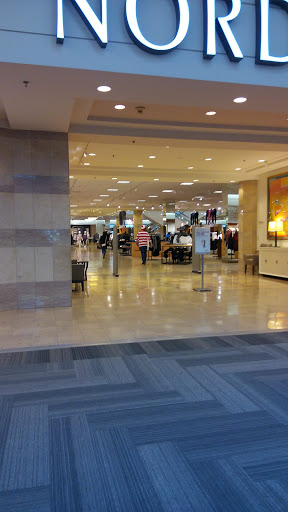 Shopping Mall «Woodfield Mall», reviews and photos, 5 Woodfield Mall, Schaumburg, IL 60173, USA