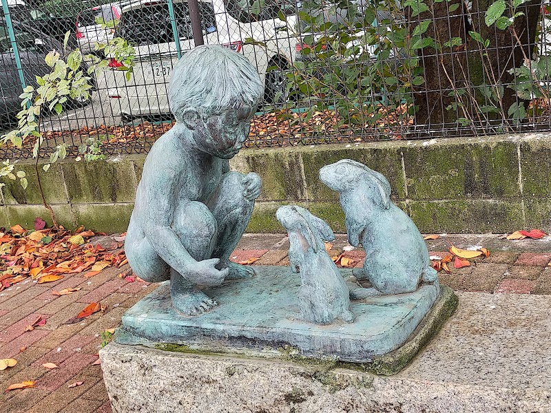 少年と兎の像
