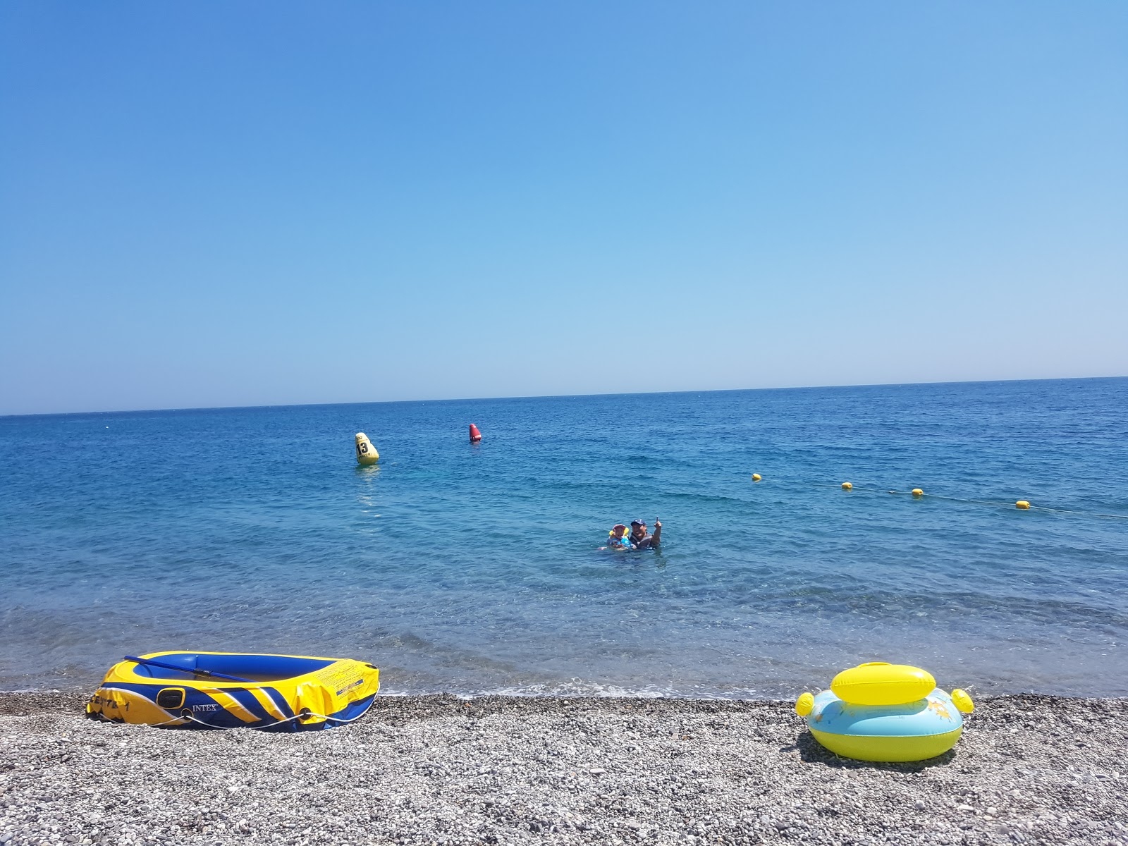 Φωτογραφία του Oryu Beach περιτριγυρισμένο από βουνά