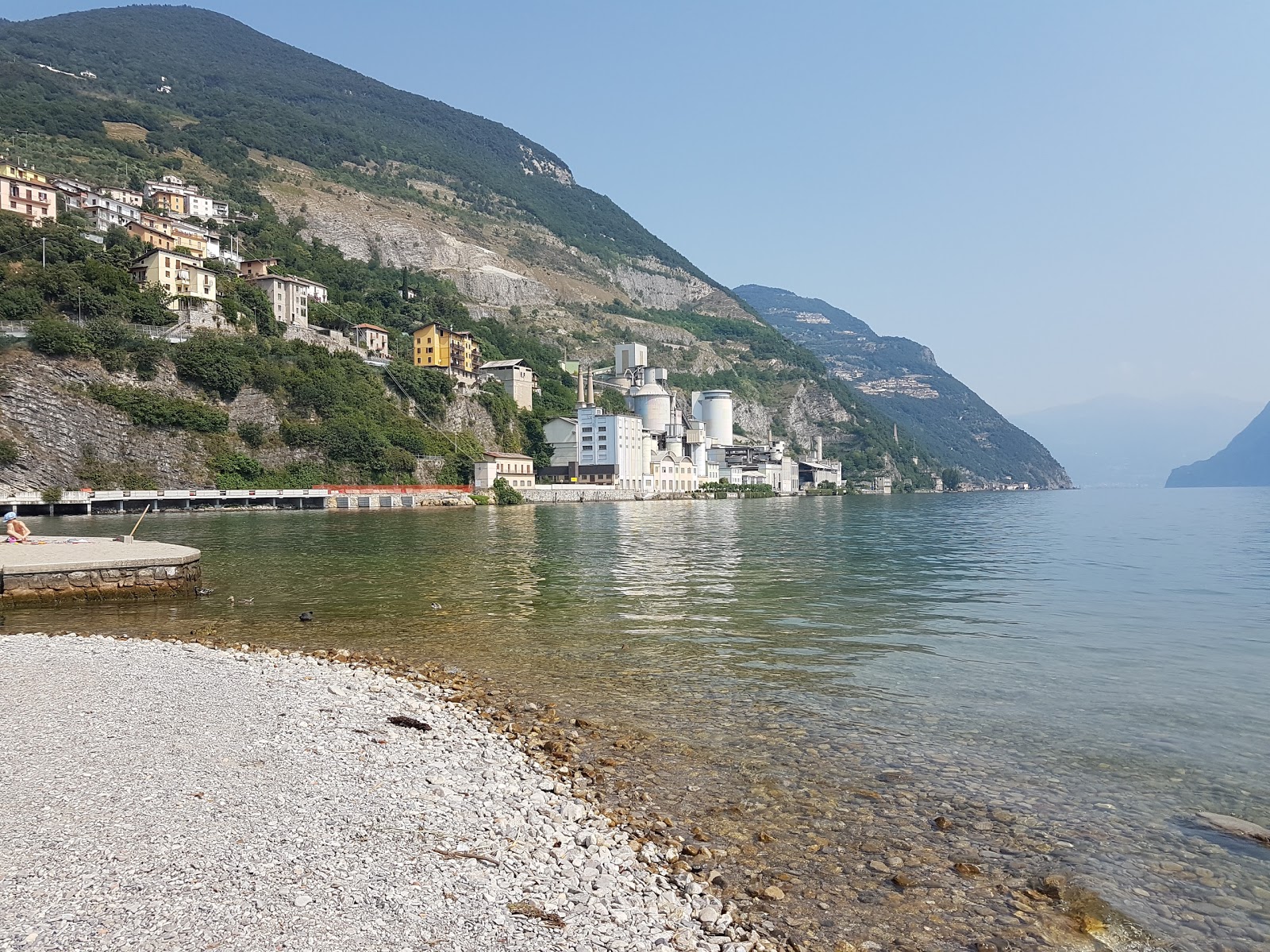 Foto van Spiaggetta pubblica met lichte kiezelsteen oppervlakte