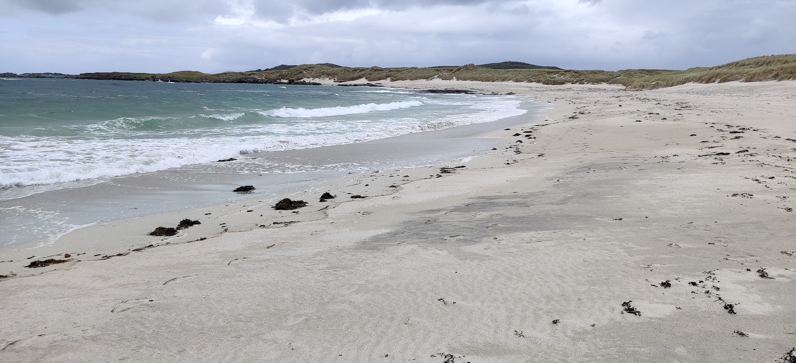 Foto de Praia de Sanna com areia brilhante superfície