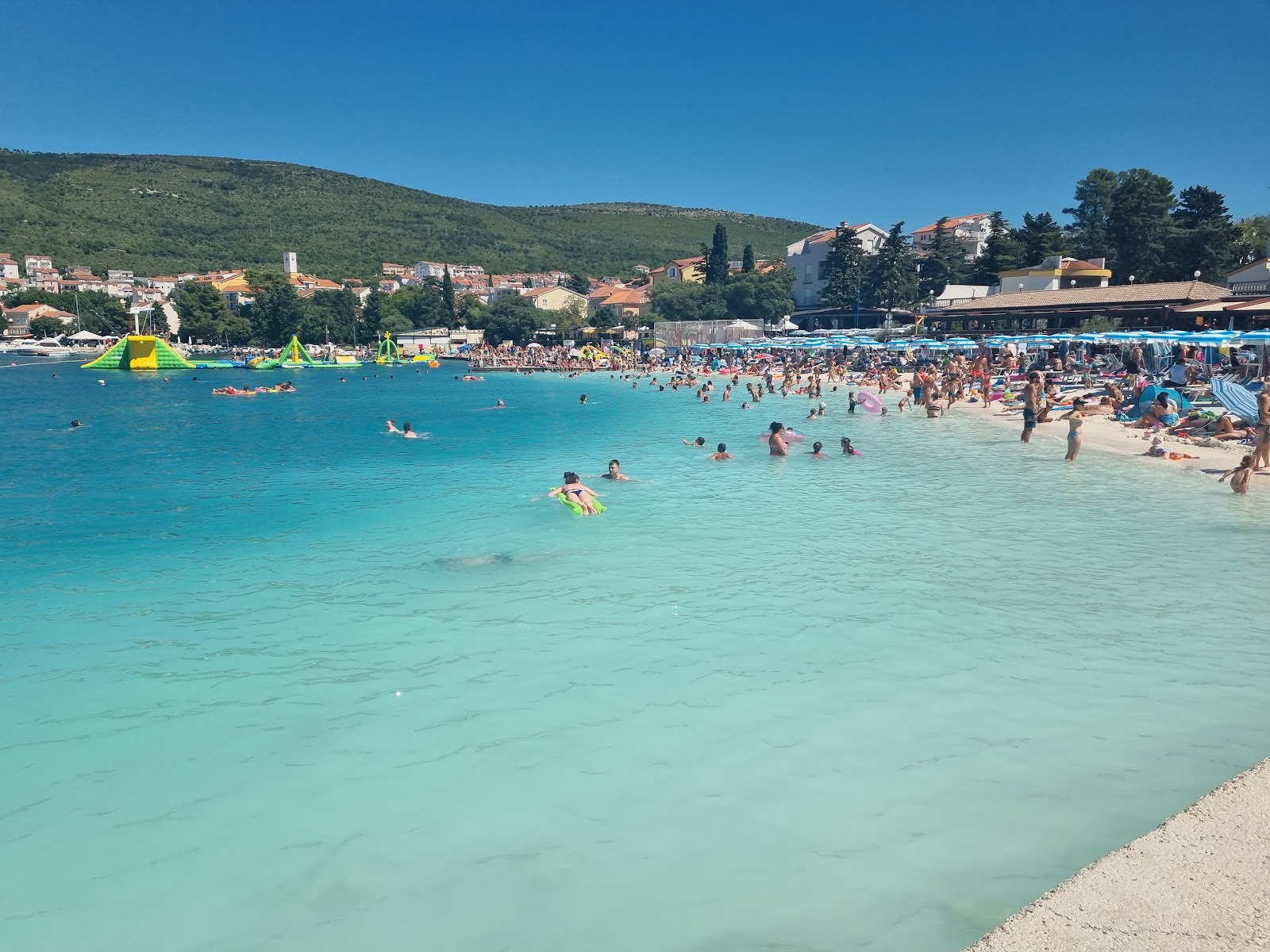 Fotografija Plaža Poli Mora in naselje