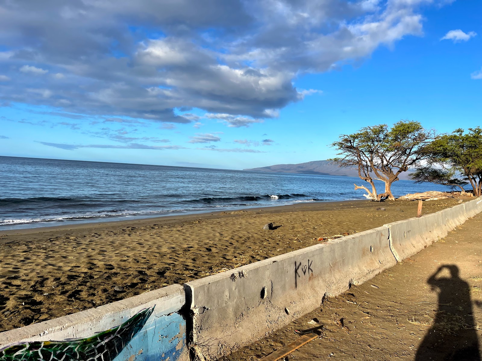 Foto van Awalua Beach met zand met kiezelstenen oppervlakte