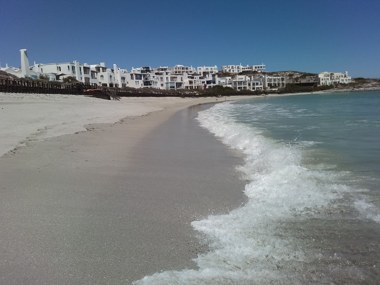 Foto de Paradise beach con arena beige superficie