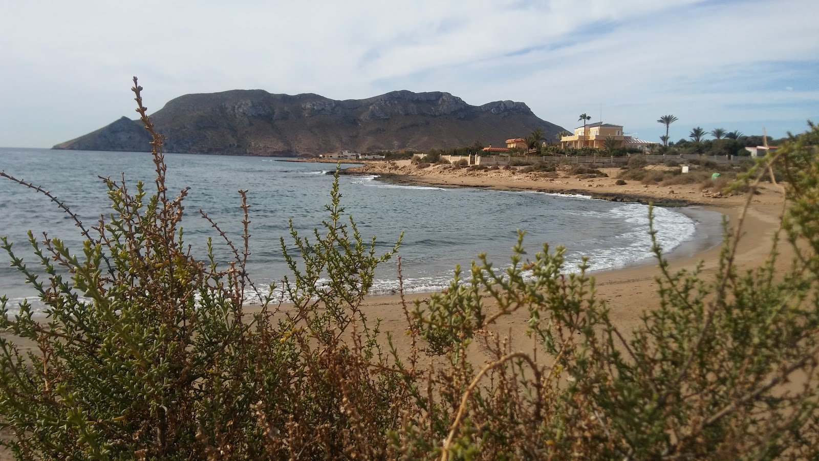 Foto von Playa del Charco mit brauner sand Oberfläche