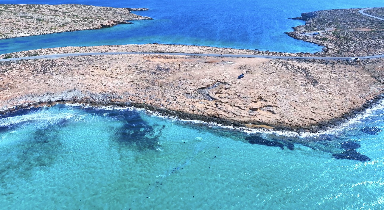 Foto von Tenda Beach von Klippen umgeben