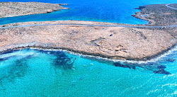 Foto von Tenda Beach von Klippen umgeben