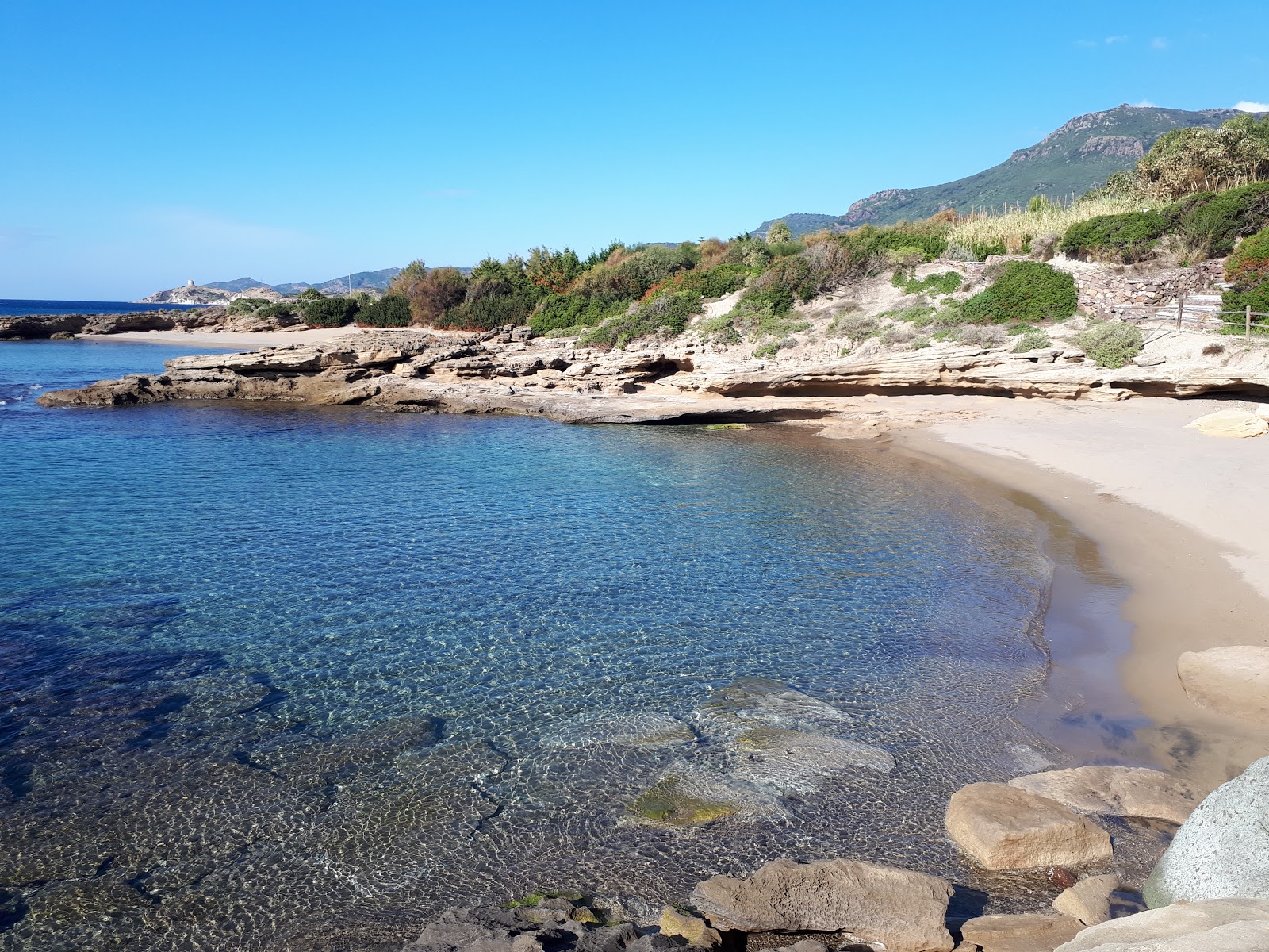 Foto von Spiaggia di S'Abba Druche mit beiger sand Oberfläche