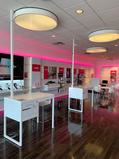 Cell Phone Store «T-Mobile», reviews and photos, 330 Legacy Pl, Dedham, MA 02026, USA