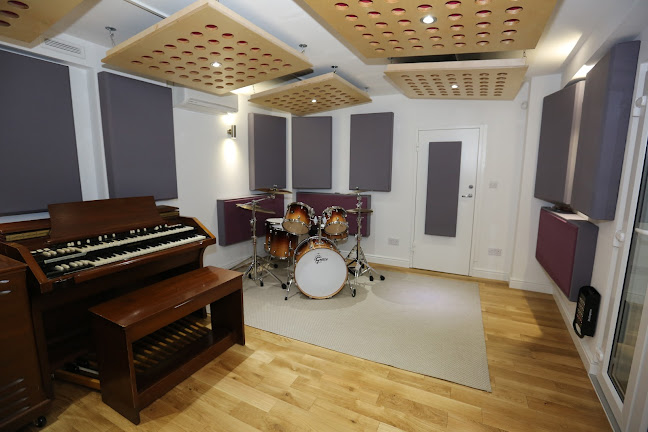 Reviews of Greystoke Studio - Andy Whitmore in London - Music store