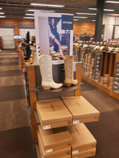 Shoe Store «DSW Designer Shoe Warehouse», reviews and photos, 6971 Grand Ave, Gurnee, IL 60031, USA