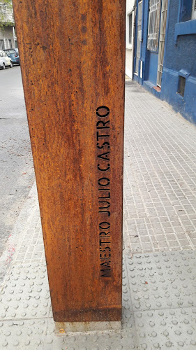 Monumento (estela recordatoria) al Maestro Julio Castro - Museo