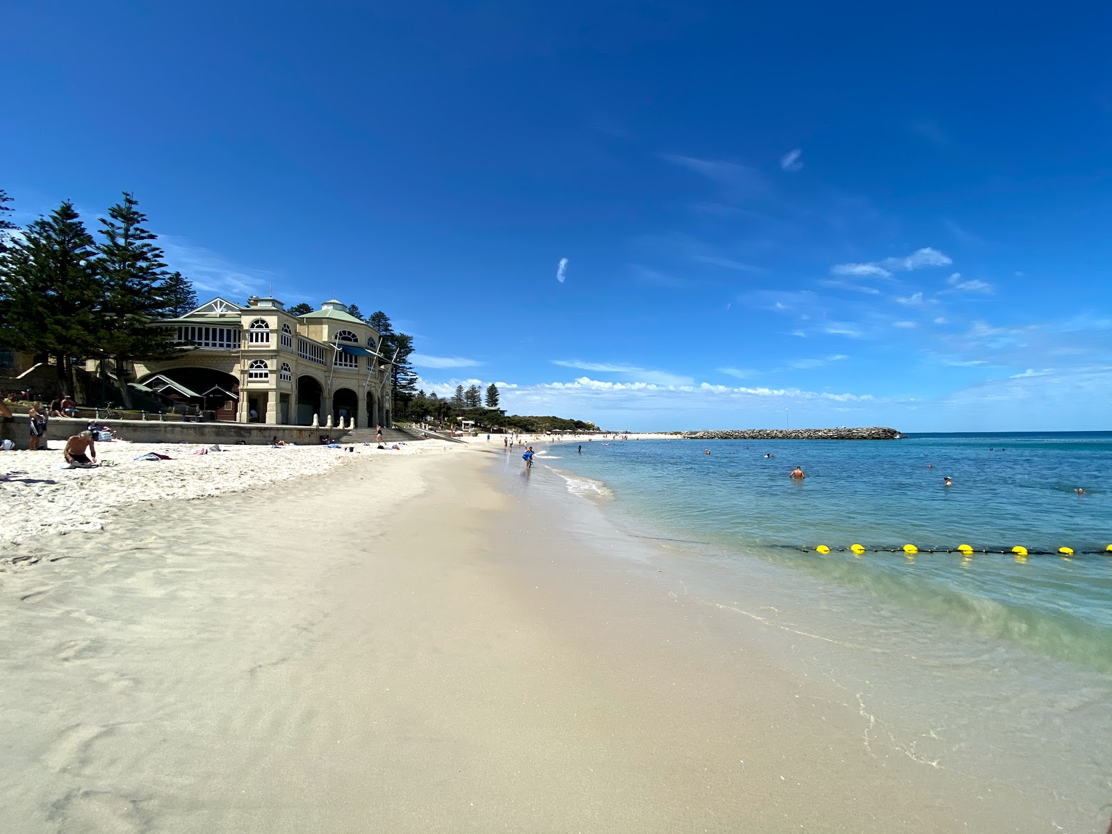 Foto van Cottesloe Strand met helder fijn zand oppervlakte