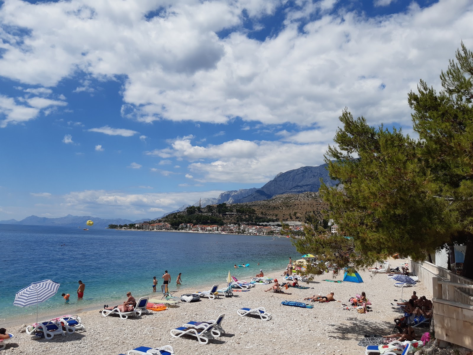 Podgora Plajı'in fotoğrafı - rahatlamayı sevenler arasında popüler bir yer