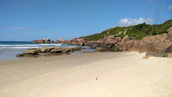 Photo de Praia da Galheta entouré de montagnes