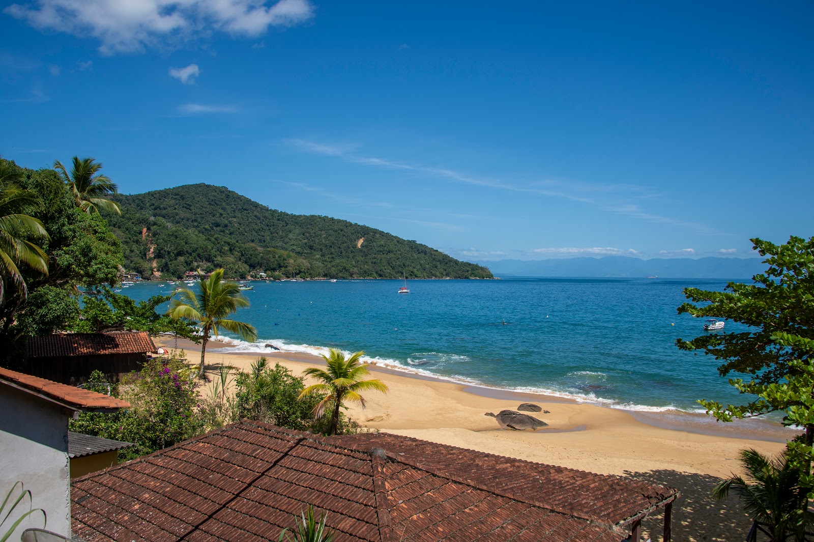 Foto van Great Beach of Aracatiba ondersteund door kliffen