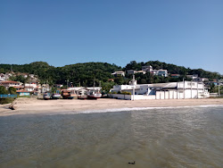 Foto de Praia do Canto rodeado por montanhas