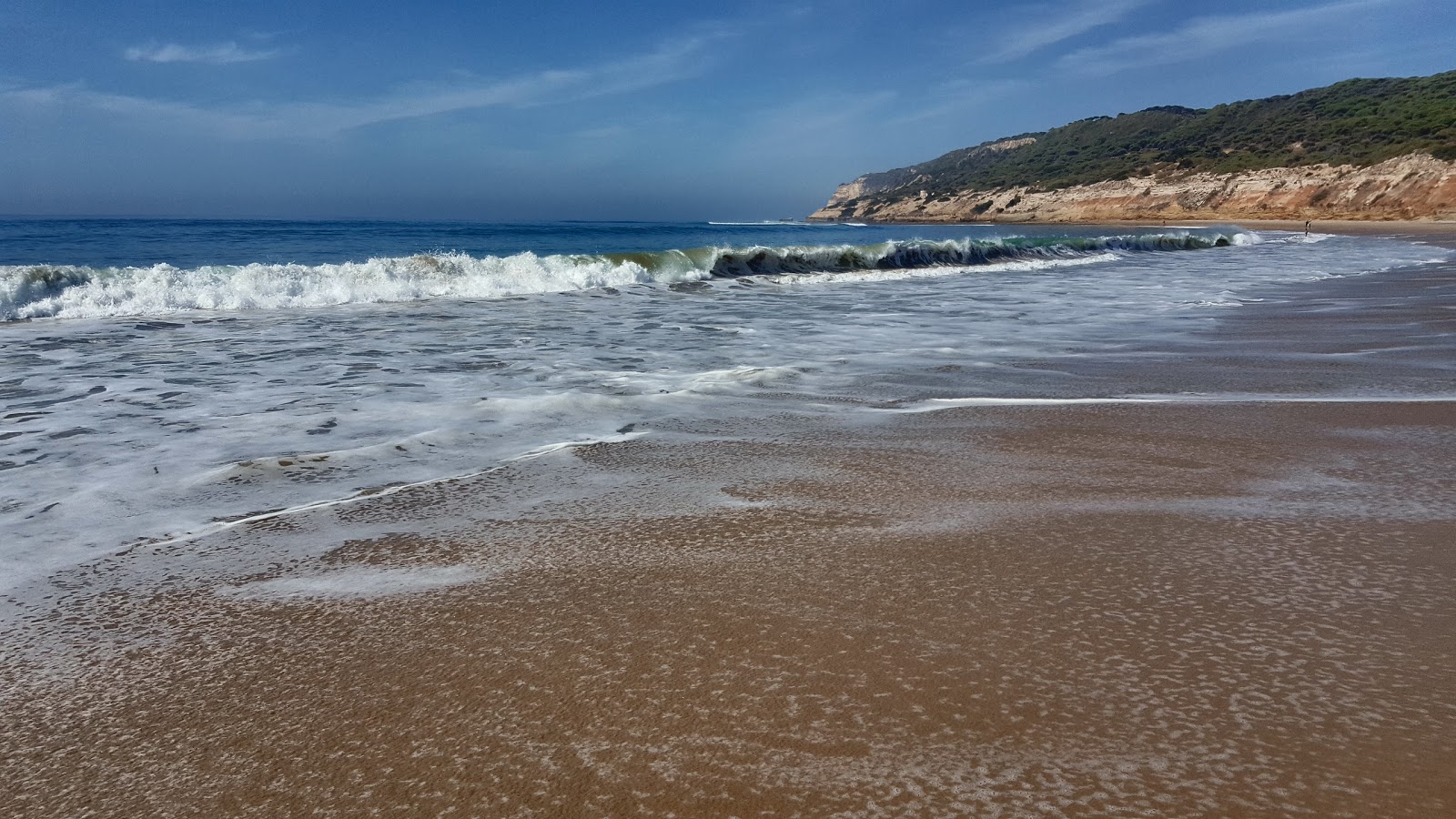 Fotografija Playa de la Hierbabuena z modra čista voda površino
