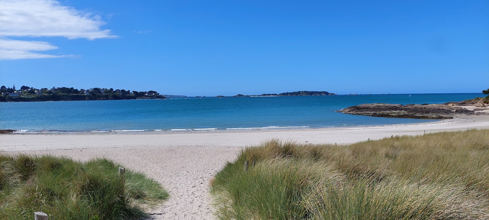Foto von Plage des Briantais mit beiger sand Oberfläche