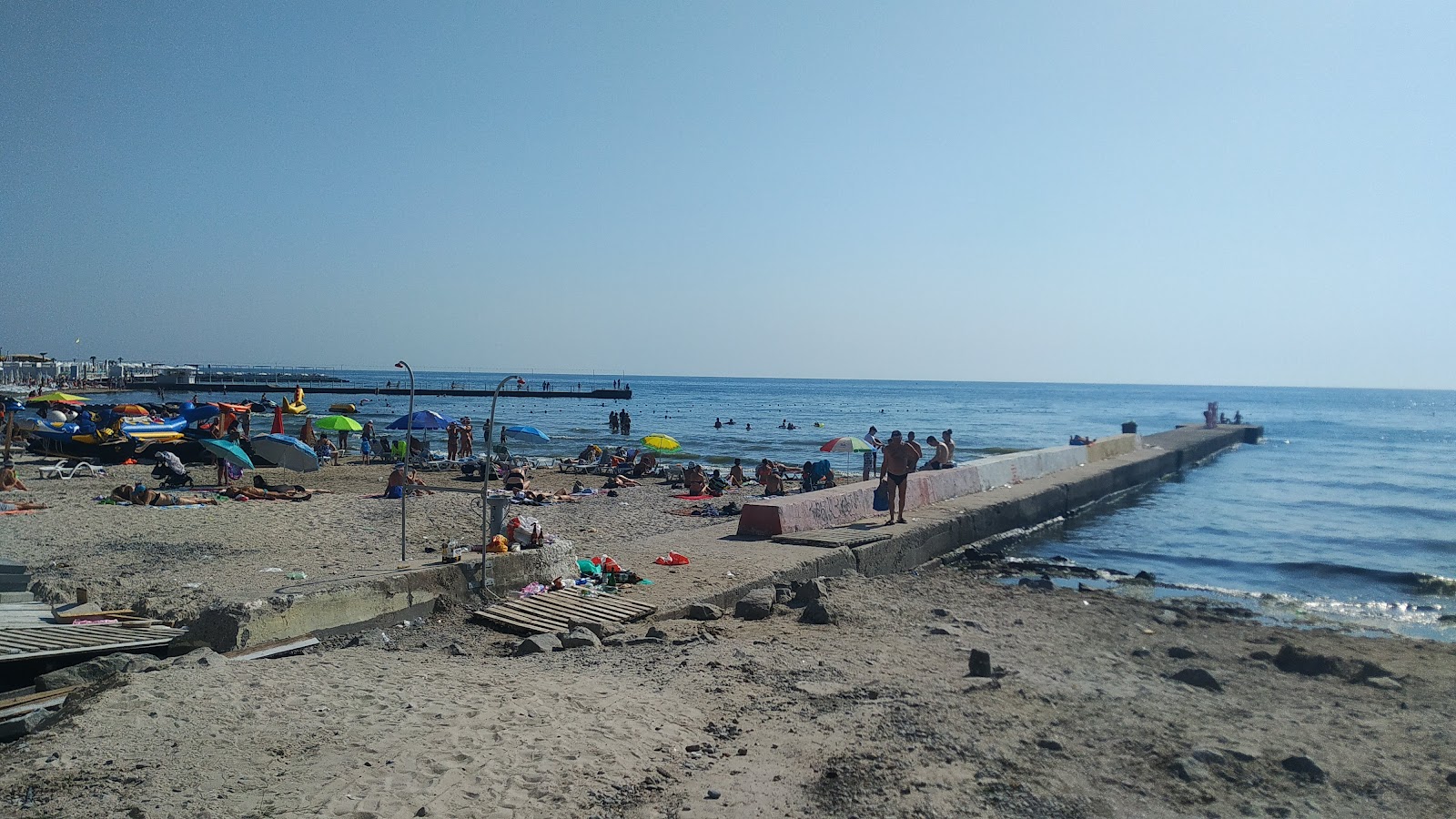 Photo de Plyazh Arkadiya avec l'eau vert clair de surface