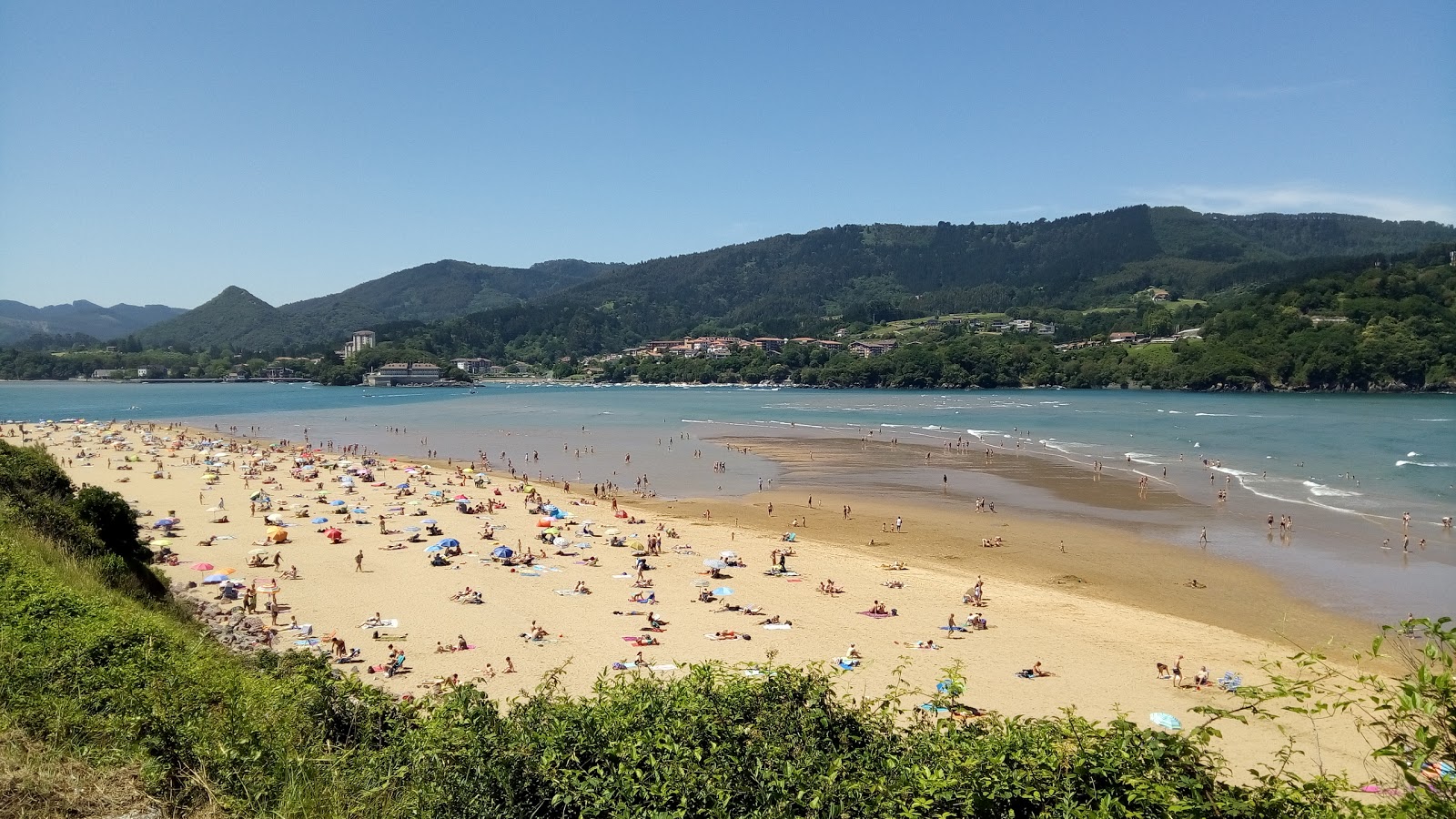 Foto av Laida beach med blå rent vatten yta