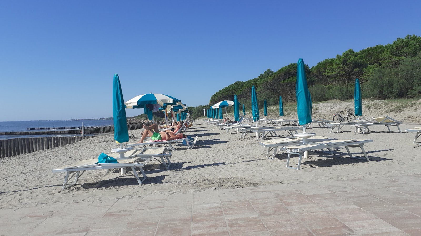 Spiaggia Romea的照片 带有碧绿色水表面