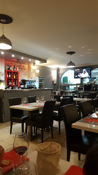 Atmosphère du Restaurant La Restanque à Saint-Gilles - n°12