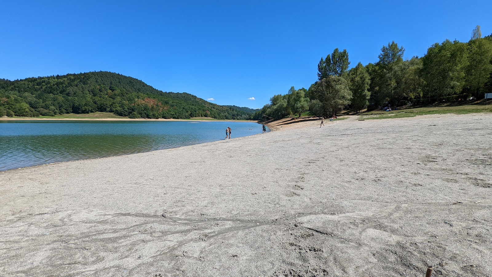 Photo de Mondely Lake Beach avec un rivage droit