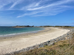 Chouet Bay'in fotoğrafı geniş bir kıyı şeridi ile birlikte