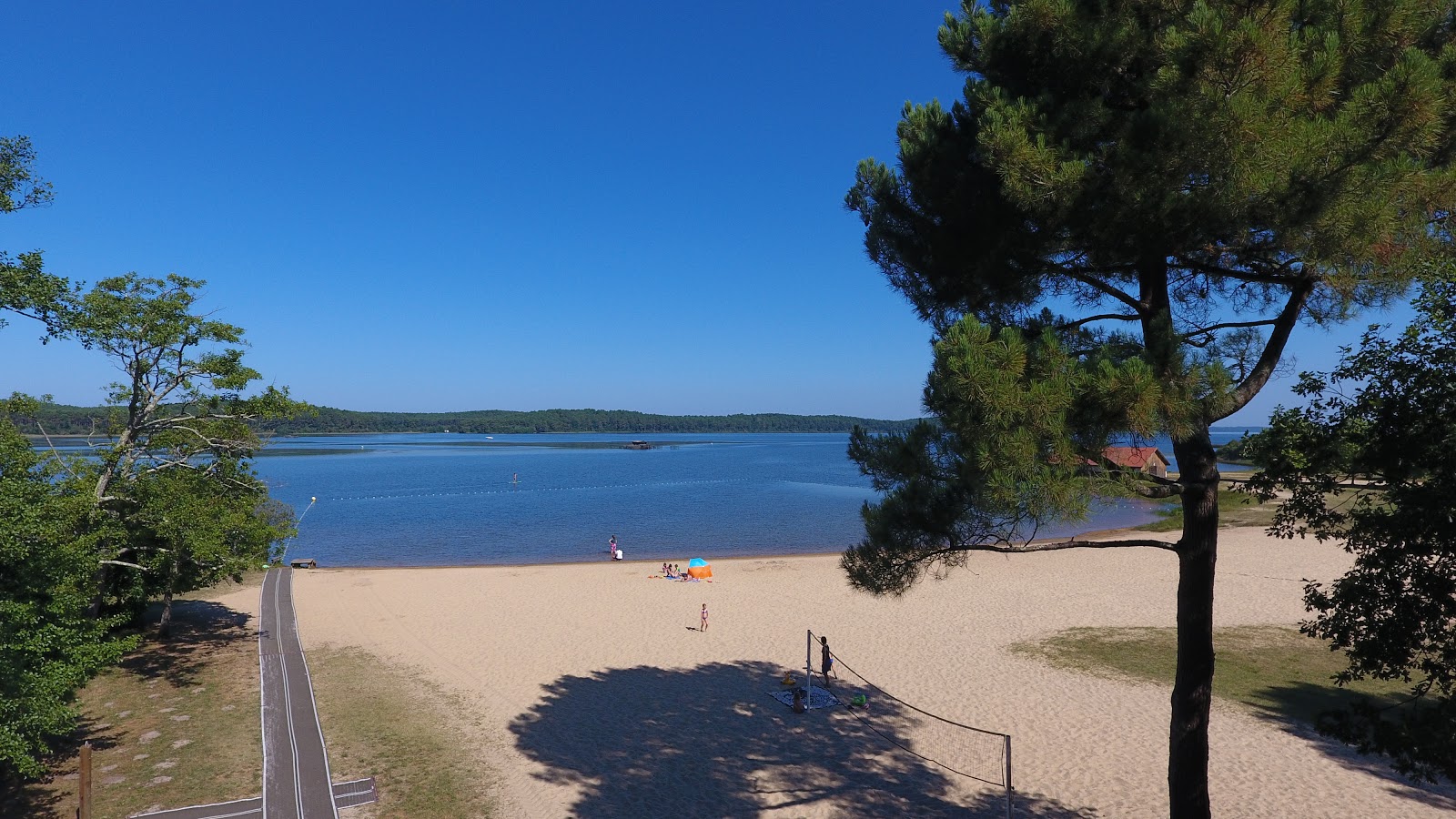 Plage Ste Eulalie en Born'in fotoğrafı geniş bir kıyı şeridi ile birlikte