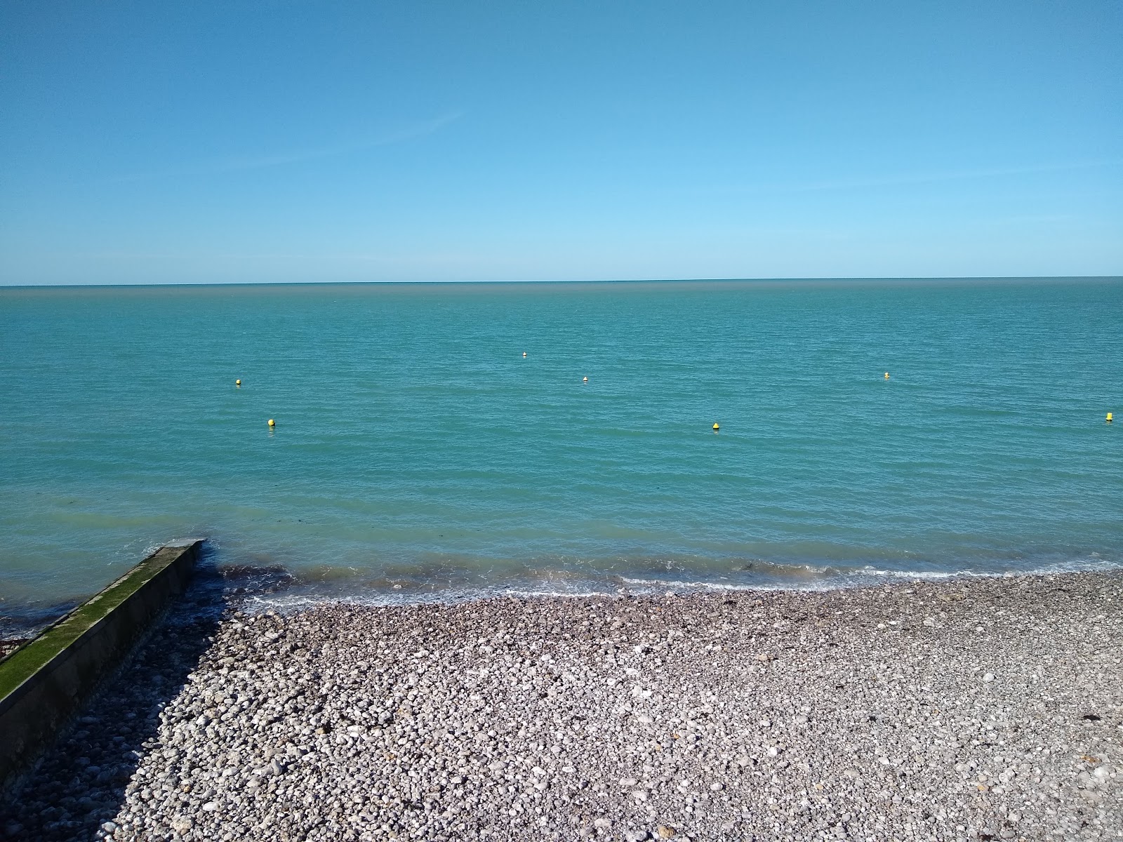 Photo de Plage des Grandes Dalles avec l'eau cristalline de surface