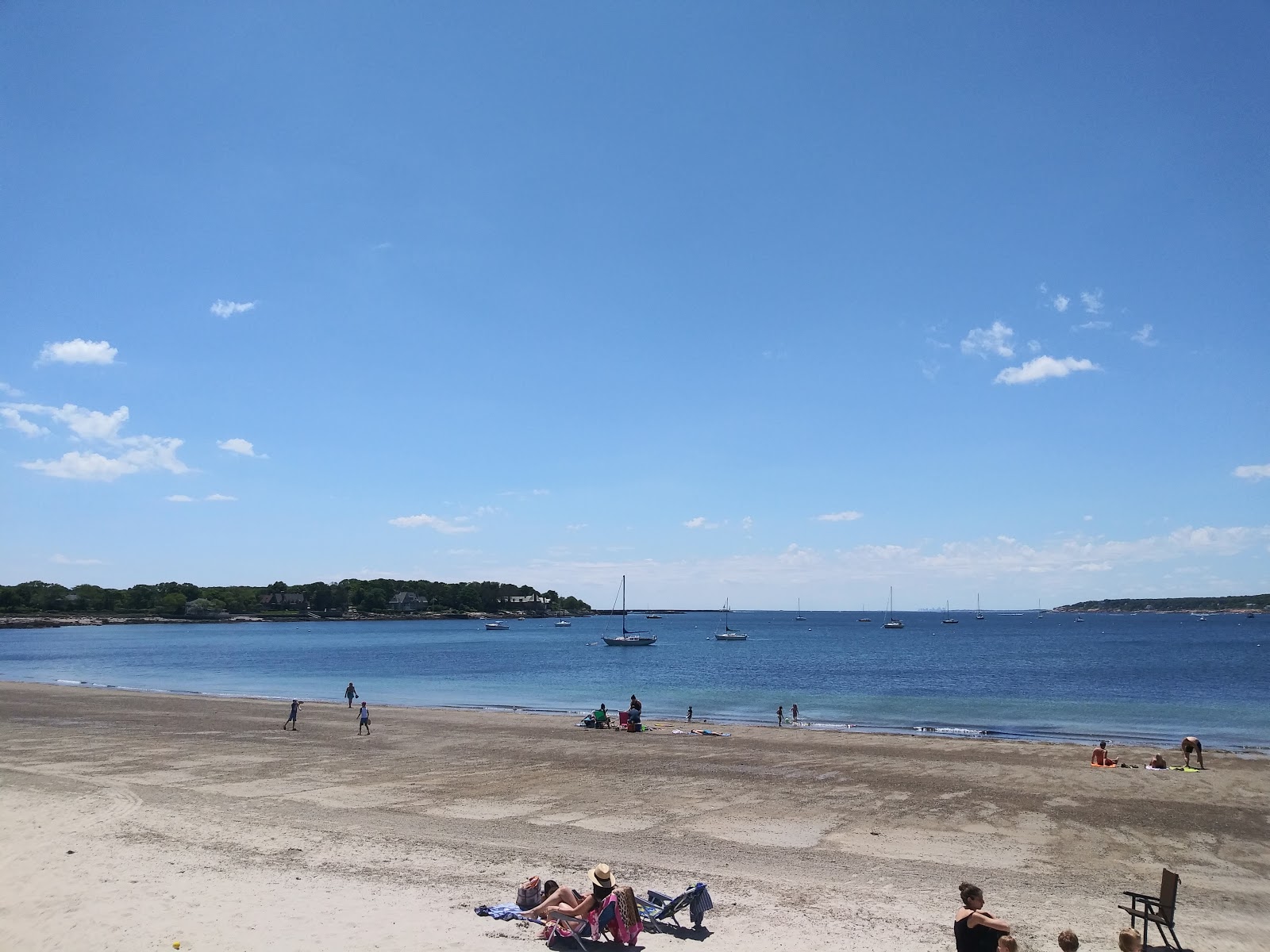 Foto de Niles beach com linha costeira longa e reta