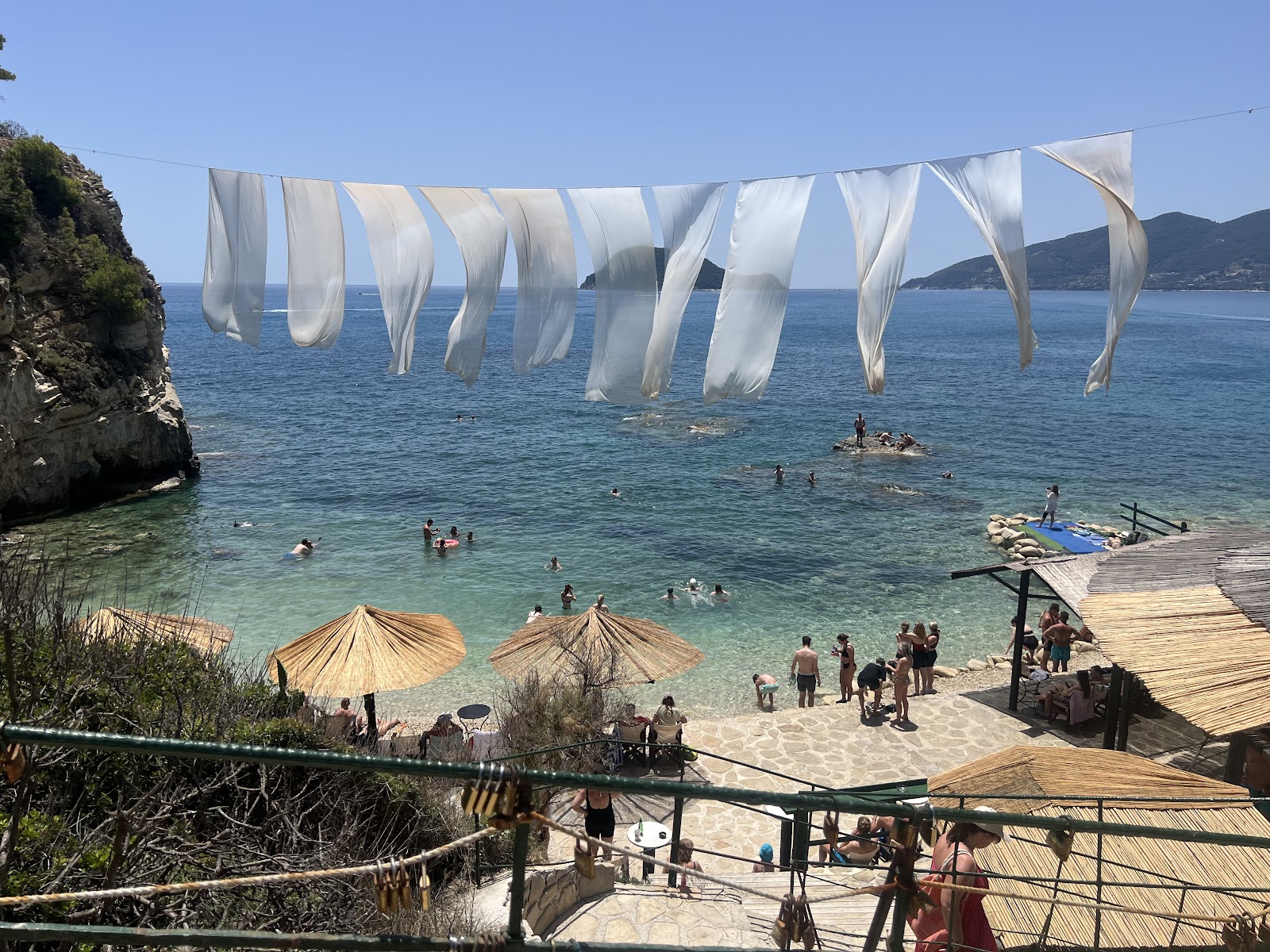 Cameo Island Beach'in fotoğrafı dağlarla çevrili