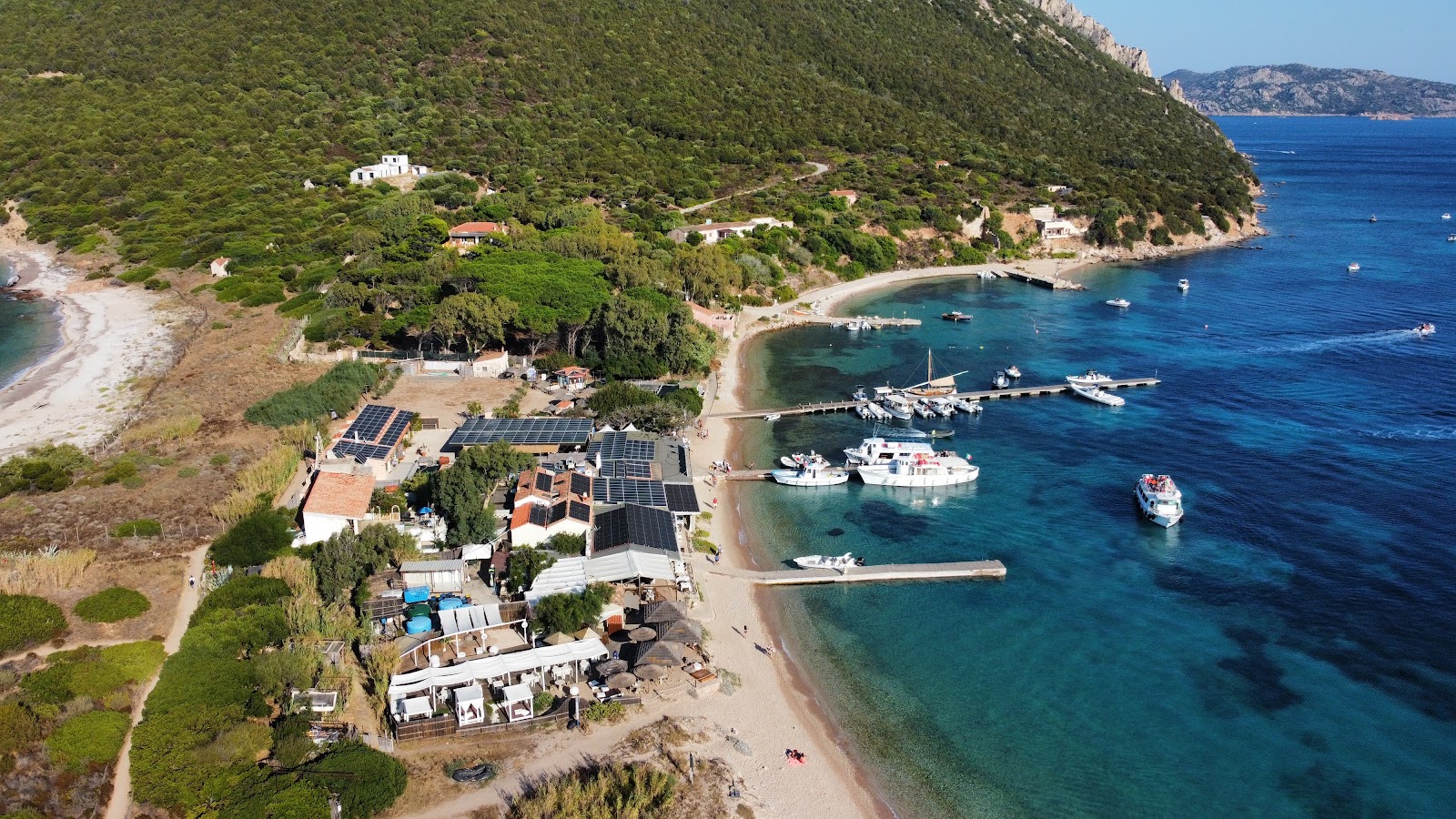 Spiaggia Spalmatore di Terra 🏖️ Tavolara Island, Italy - detailed  features, map, photos
