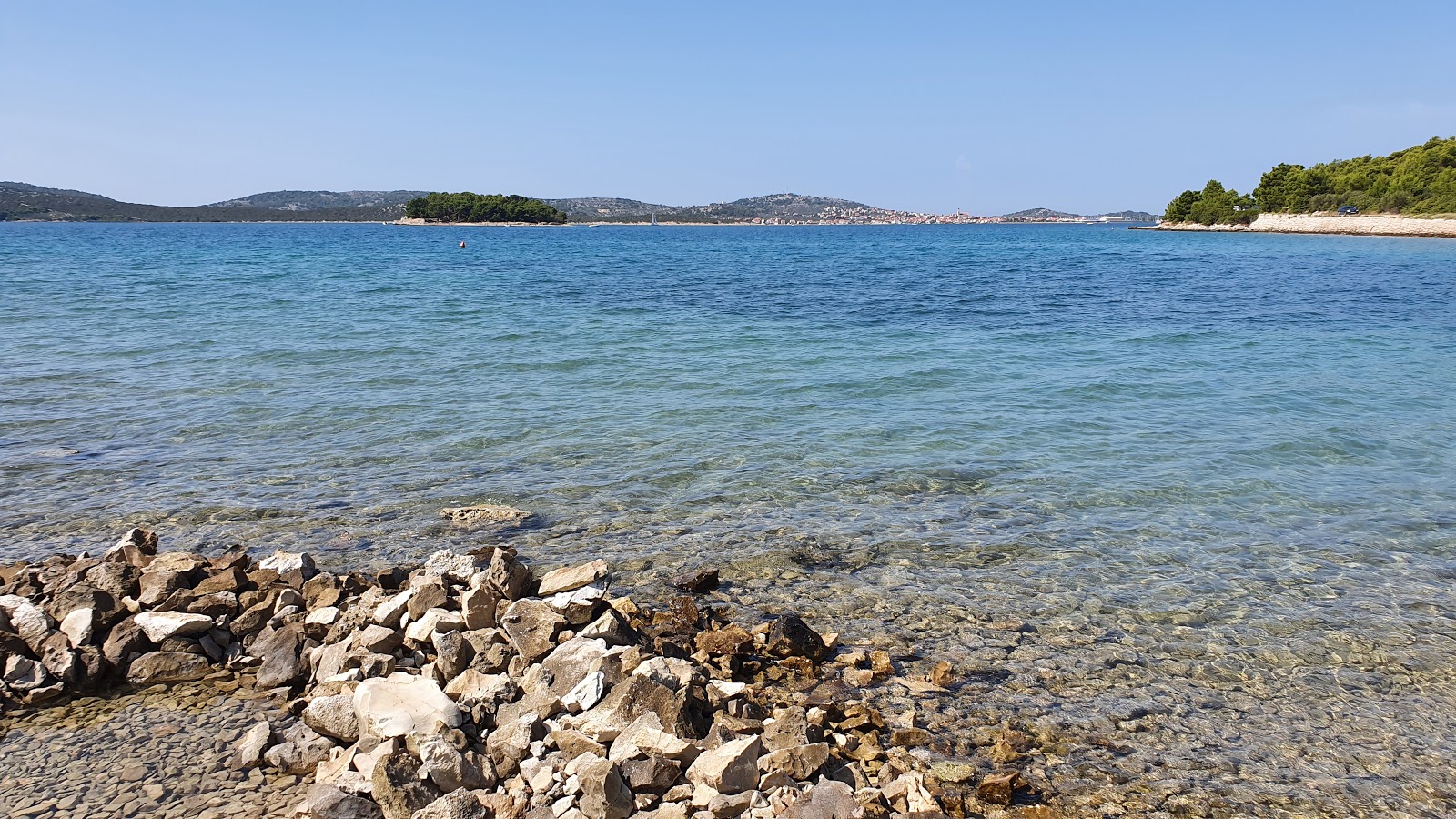 Foto av Felun beach med beige småsten yta