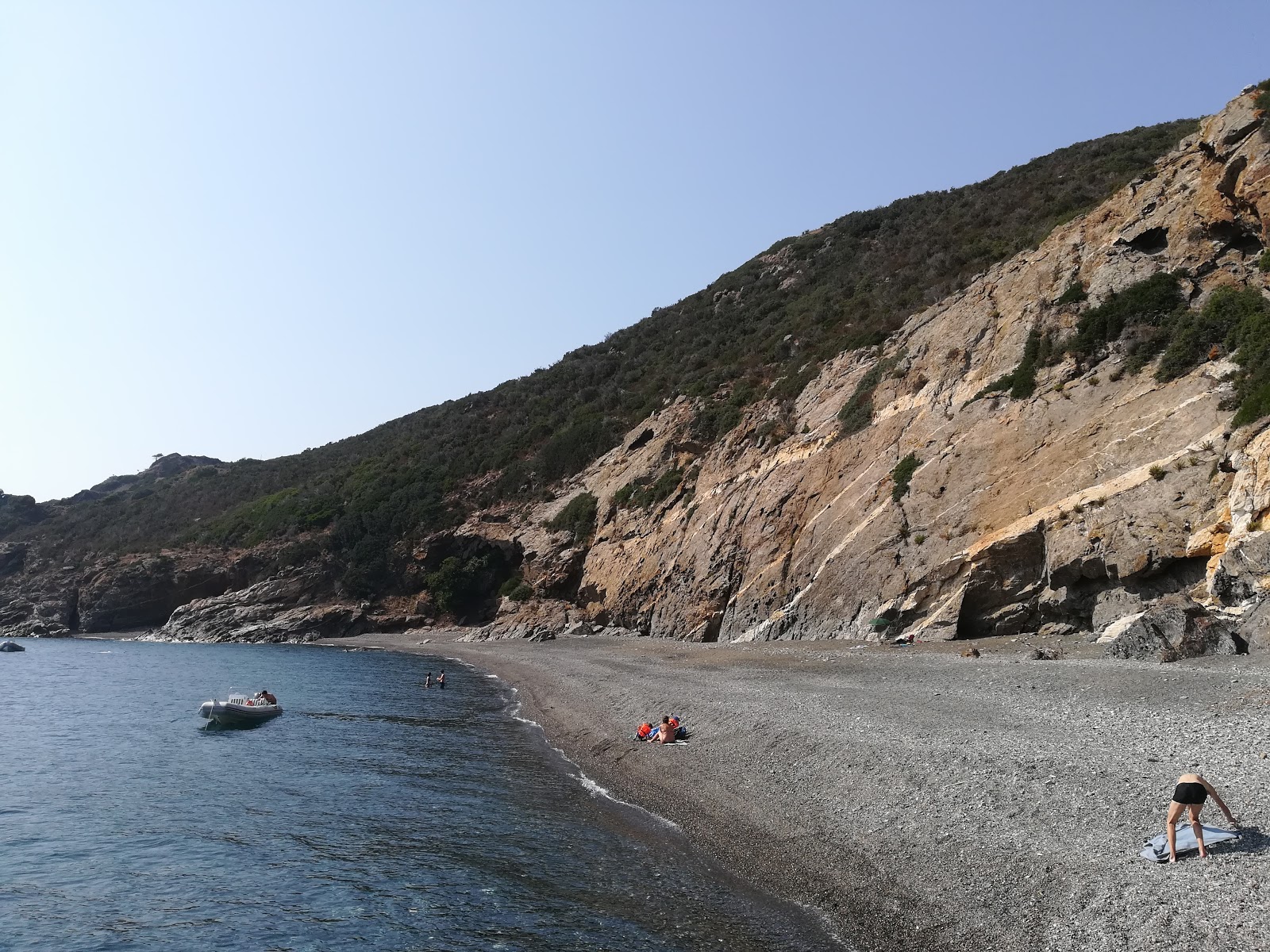 Foto van Spiaggia del Ginepro met blauw puur water oppervlakte