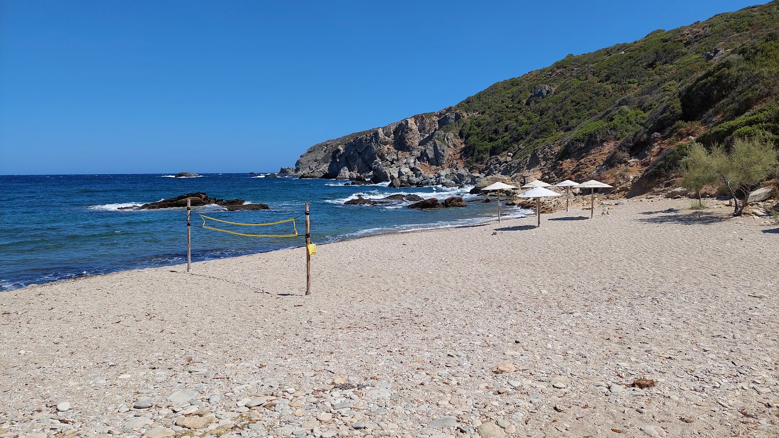 Foto di Agios Nikolaos Beach con una superficie del sabbia grigia e ciottoli