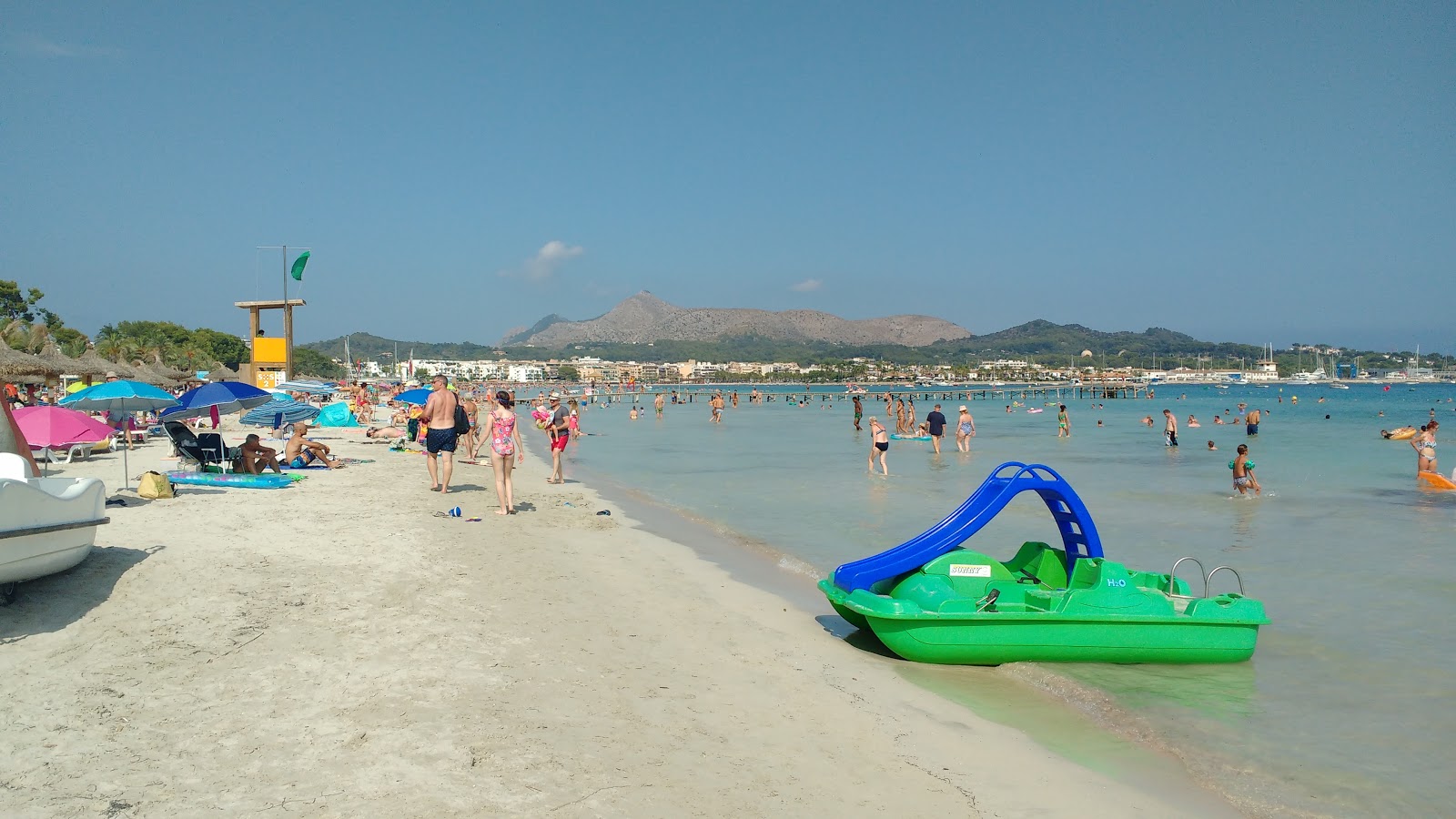 Alcudia Plajı'in fotoğrafı - rahatlamayı sevenler arasında popüler bir yer