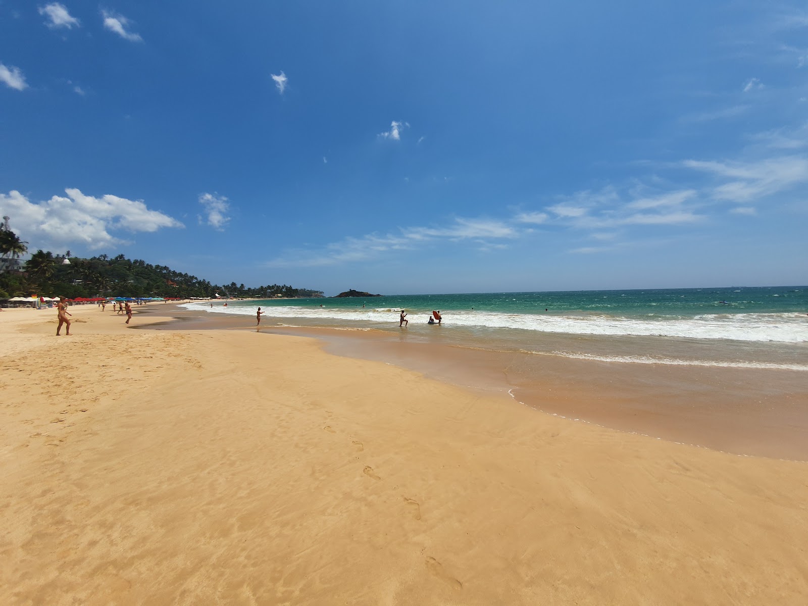 Foto di Spiaggia di Mirissa con una superficie del sabbia fine e luminosa