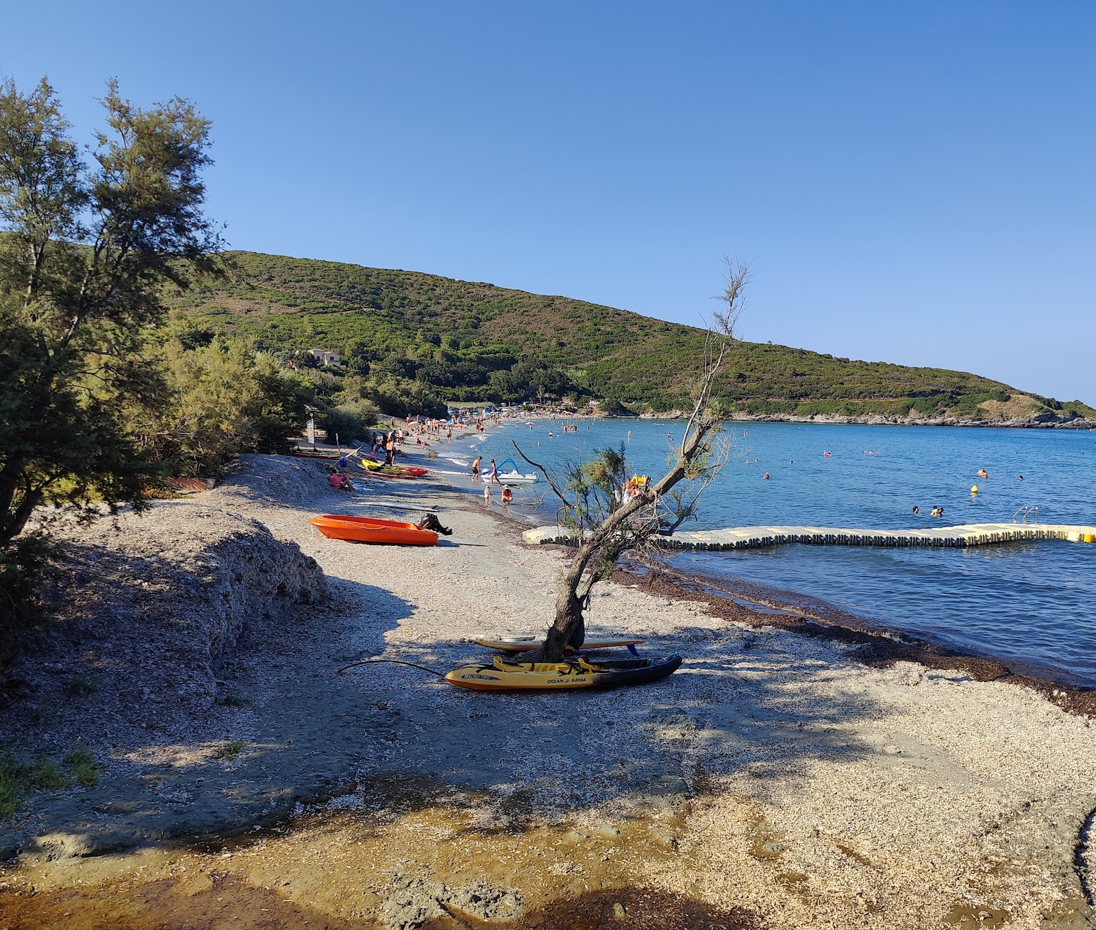 Foto von Plage de Misincu von Klippen umgeben