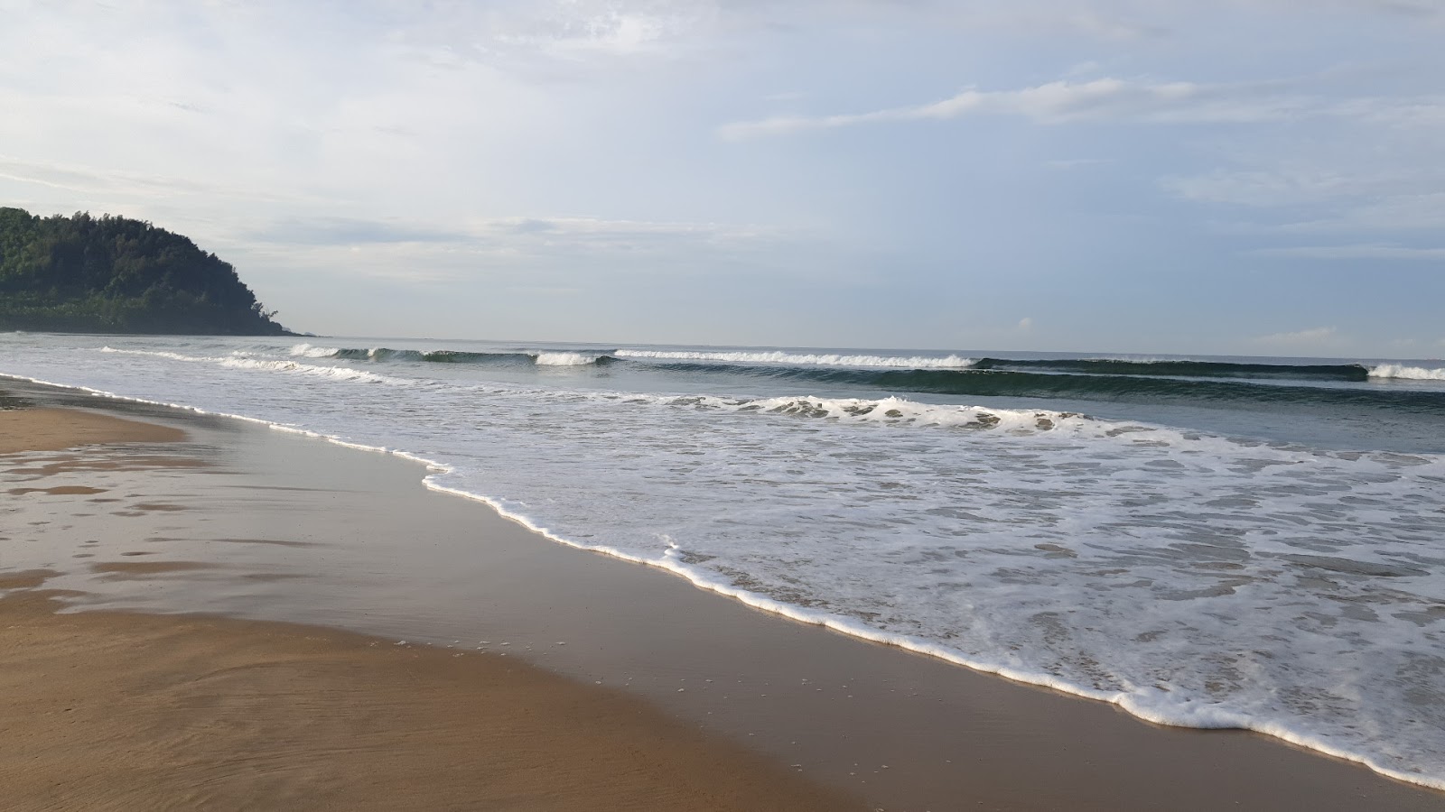 Foto av Alvekodi Beach med lång rak strand