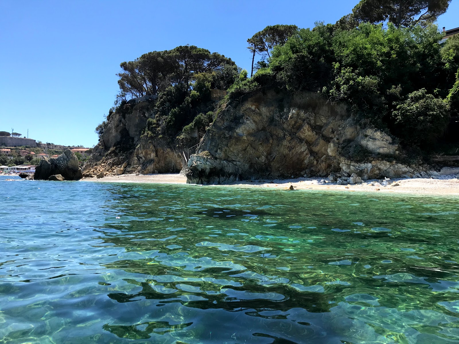 Photo de Spiaggia di Cala dei Frati - Portoferraio entouré de montagnes