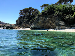Photo de Spiaggia di Cala dei Frati - Portoferraio entouré de montagnes