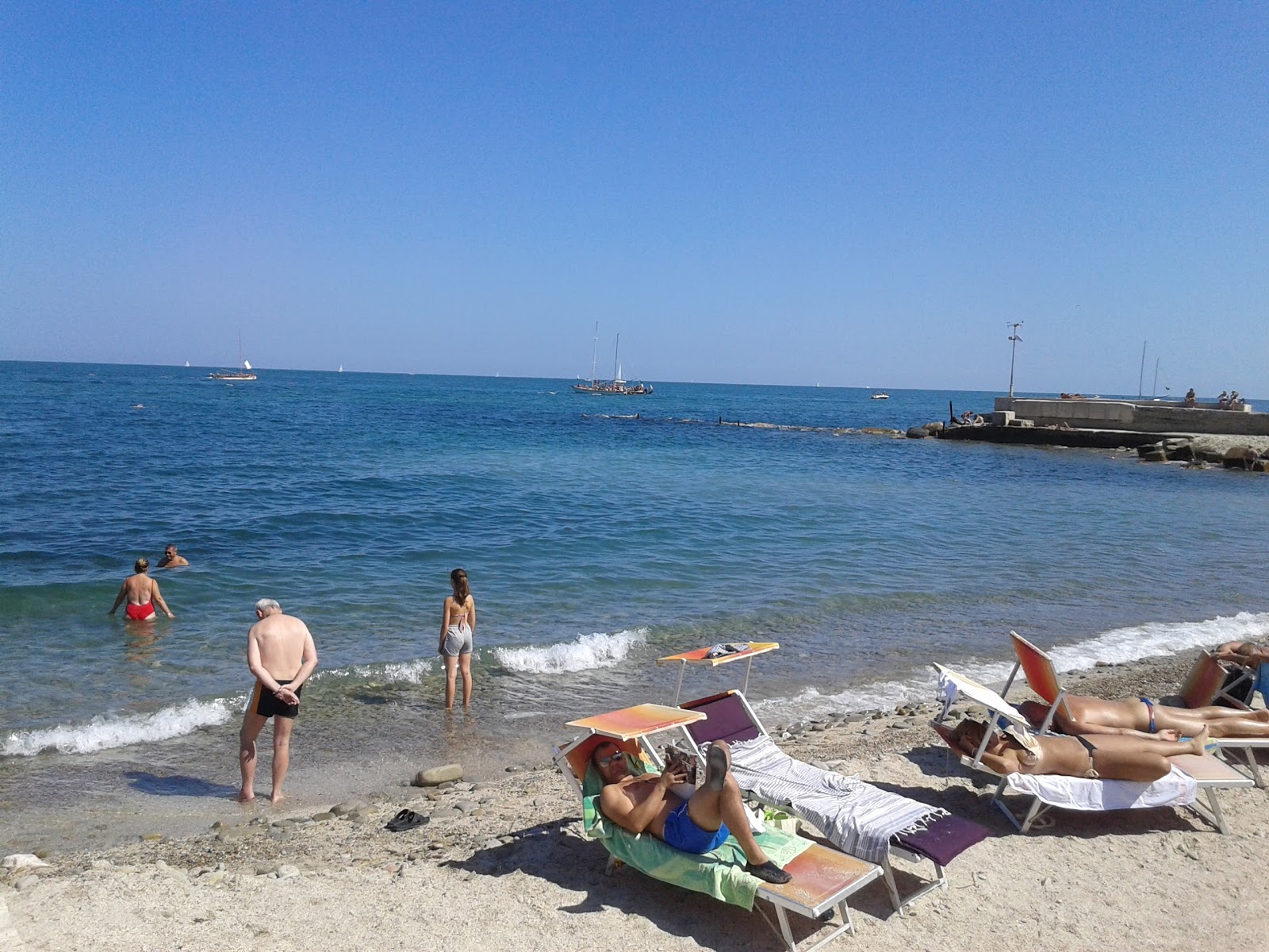 Spiaggia Baia Vallugola'in fotoğrafı plaj tatil beldesi alanı