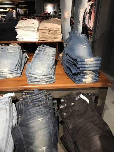 Clothing Store «Hollister Co.», reviews and photos, 647 Spectrum Center Dr, Irvine, CA 92618, USA
