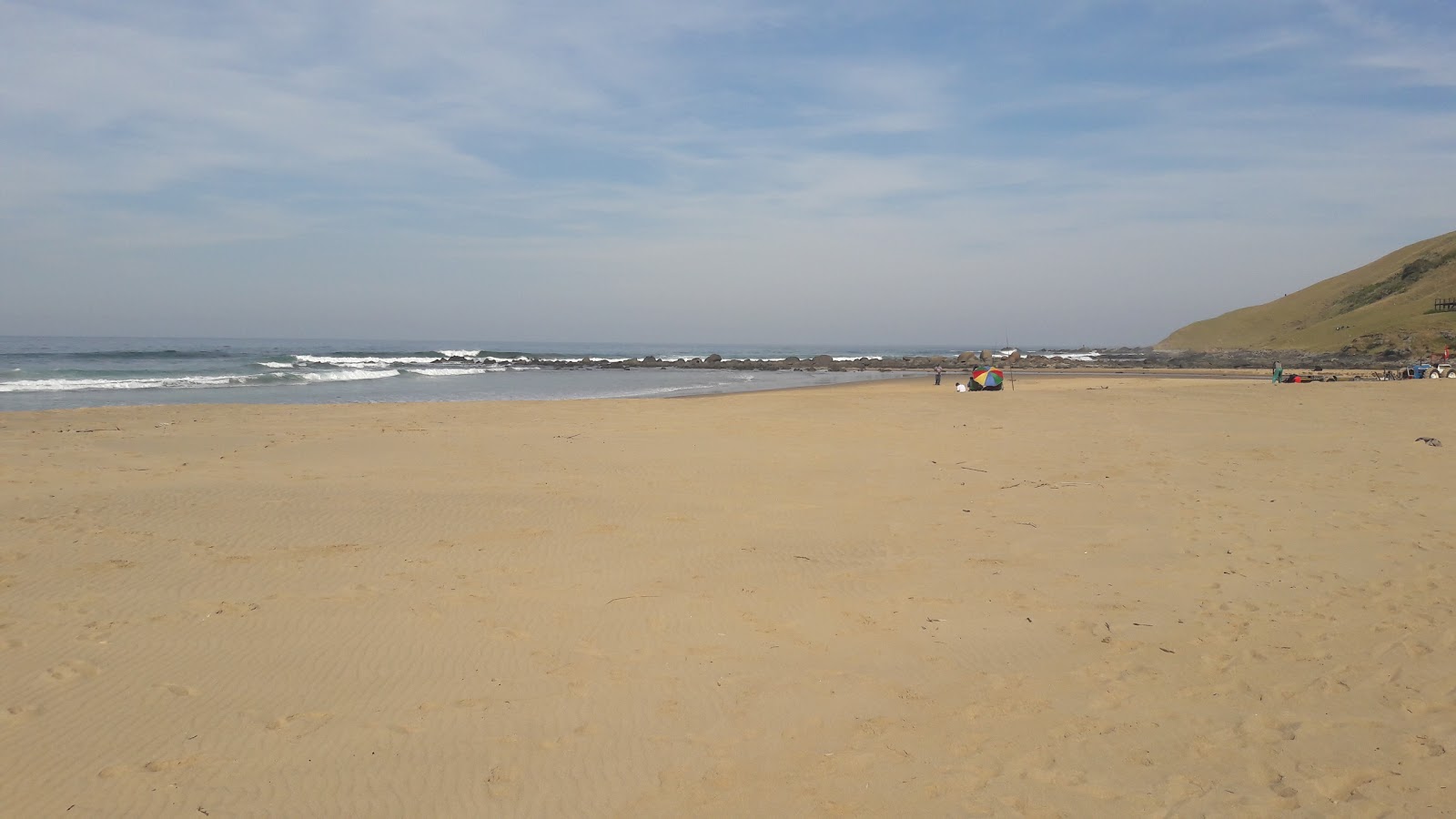 Mbotyi beach的照片 带有碧绿色纯水表面