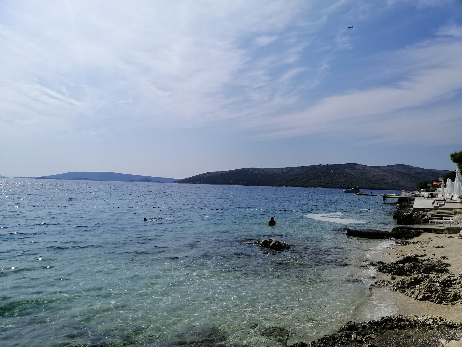 Seget Vranjica beach'in fotoğrafı uçurumlarla desteklenmiş